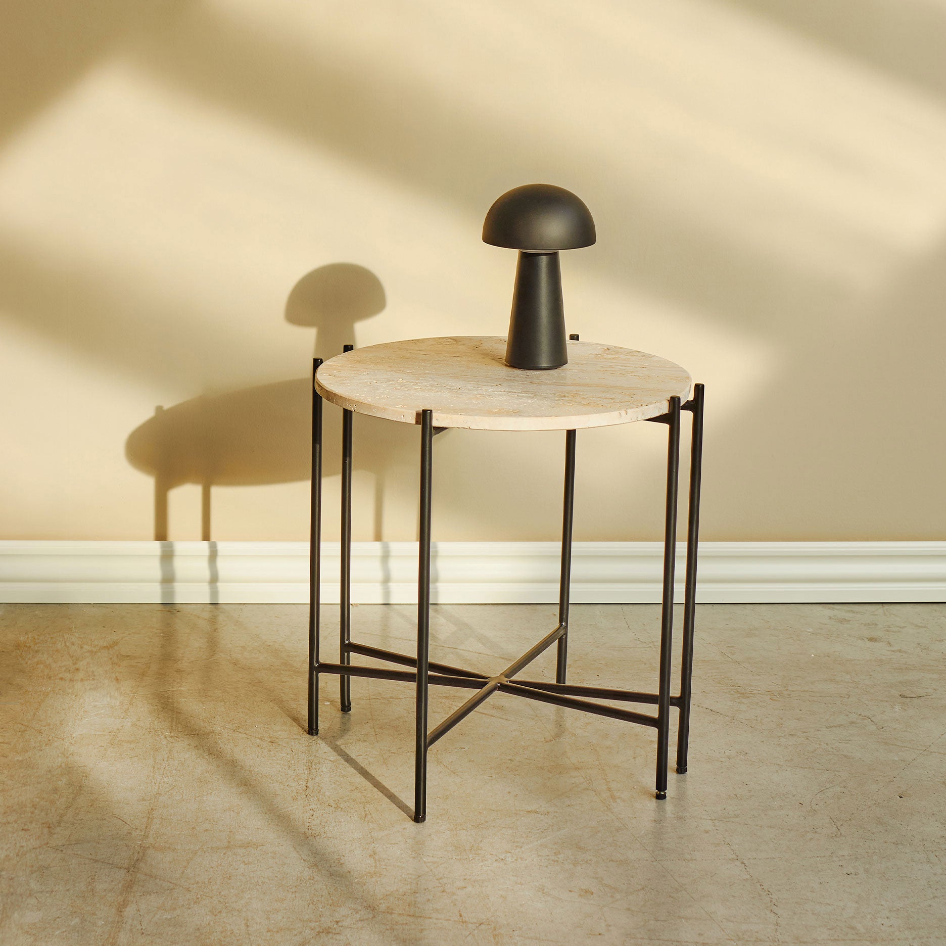Viola IIII sofabord i travertine Ø45 cm