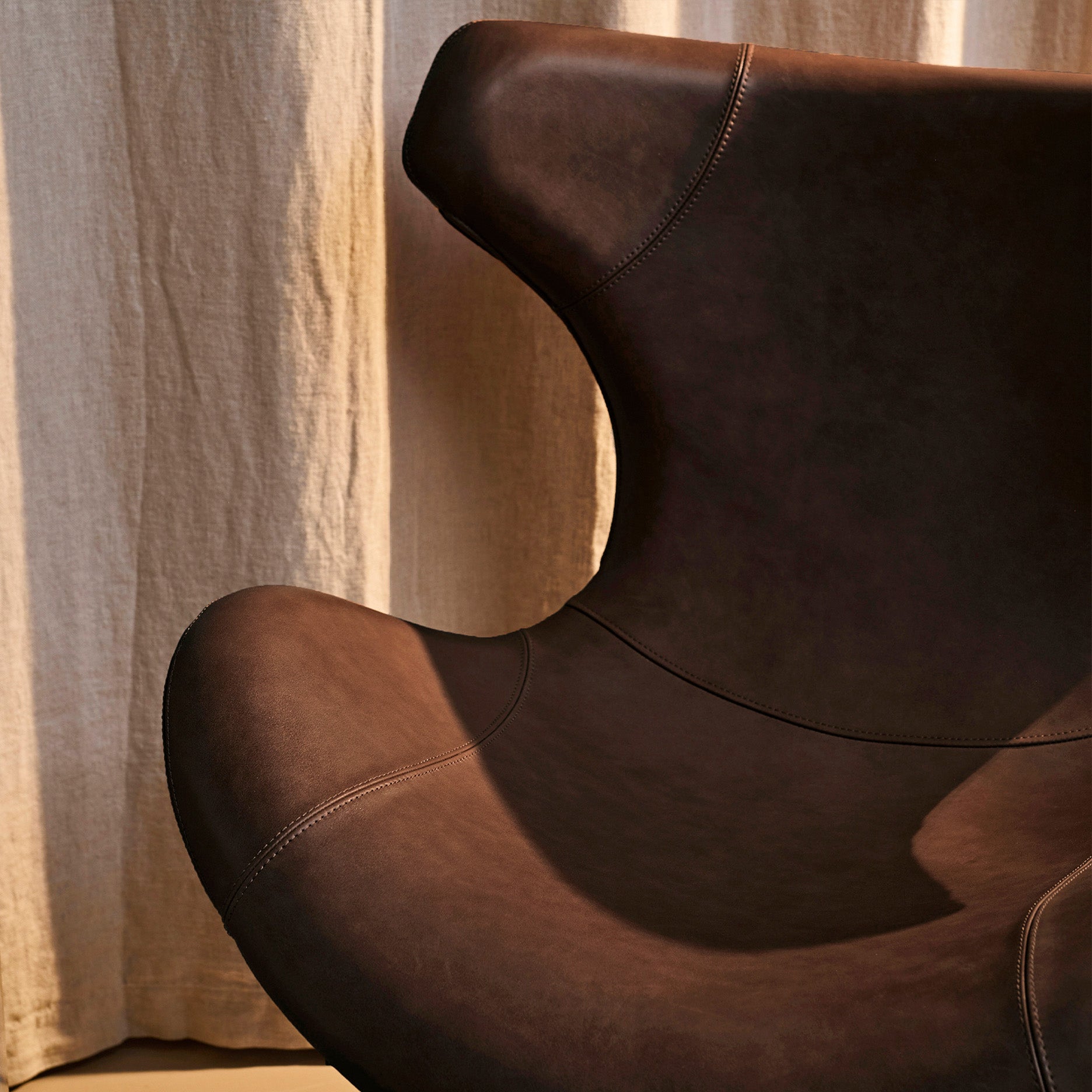 Kato Loungesessel Leder m. verchromtem Drehsockel