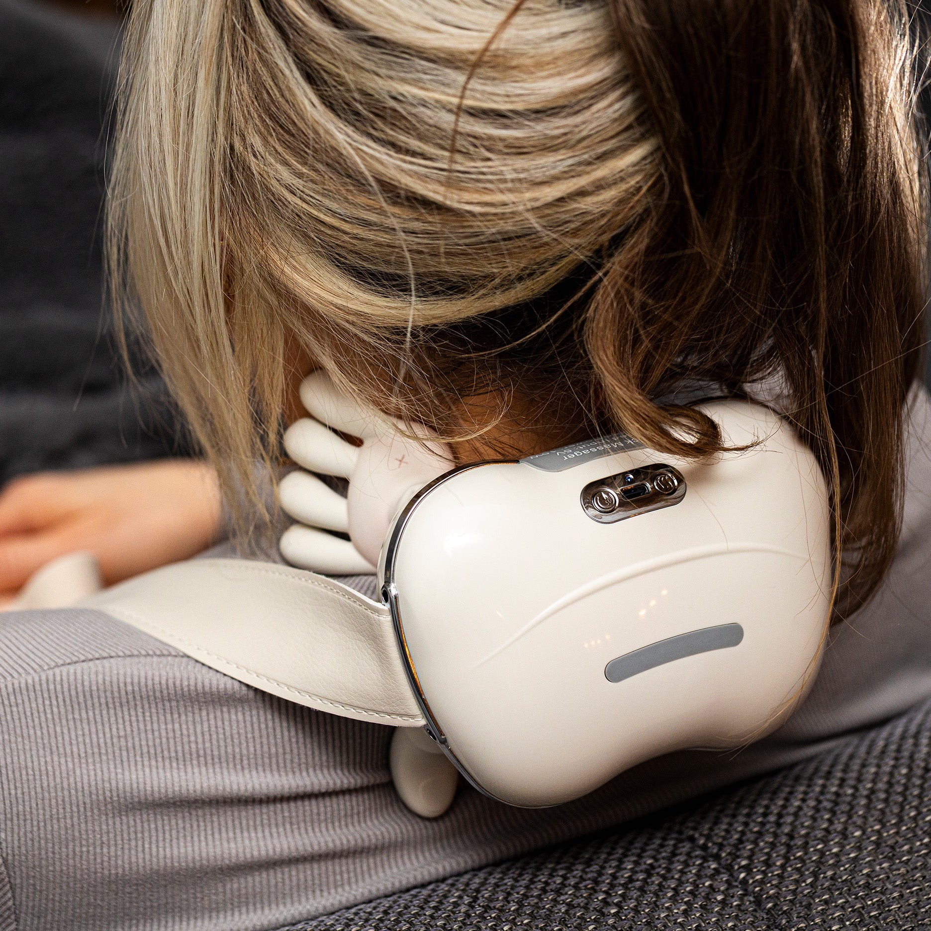 Nakke- og skuldermassageapparat cremefarvet