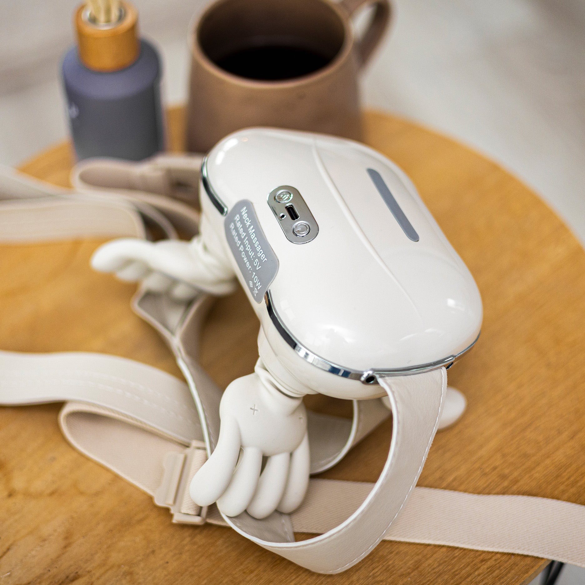 Nakke- og skuldermassageapparat cremefarvet