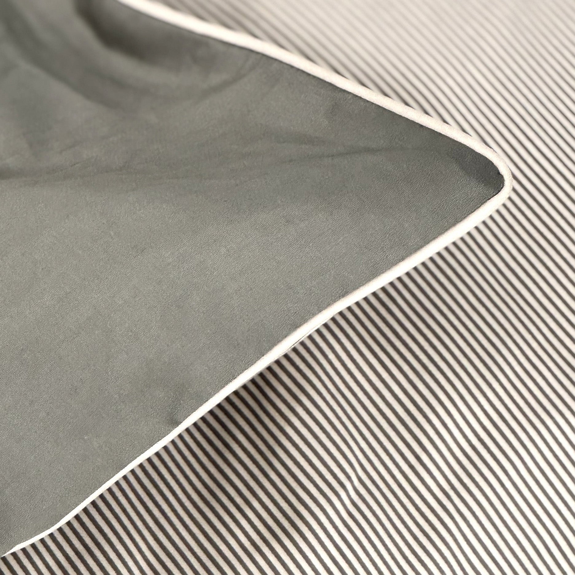 Pin stripe M/piping sengetøj 140x200 cm olive/sand