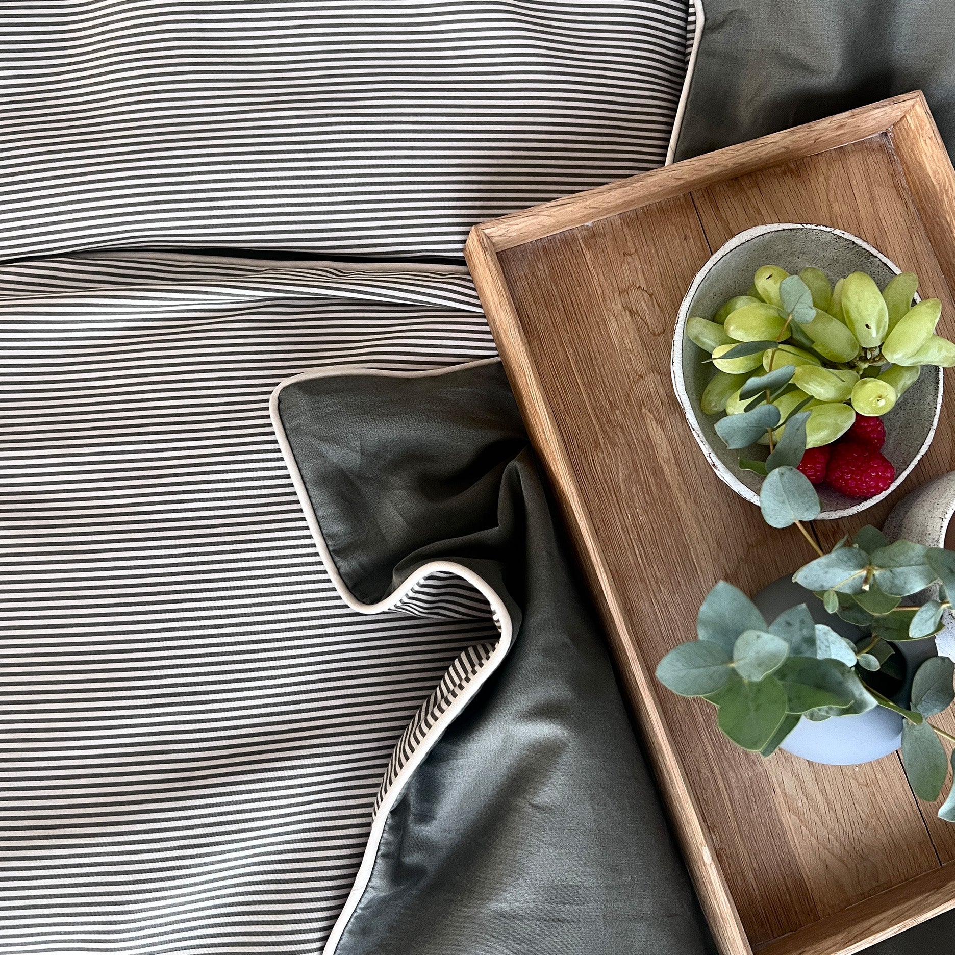 Pin stripe M/piping sengetøj 140x200 cm olive/sand