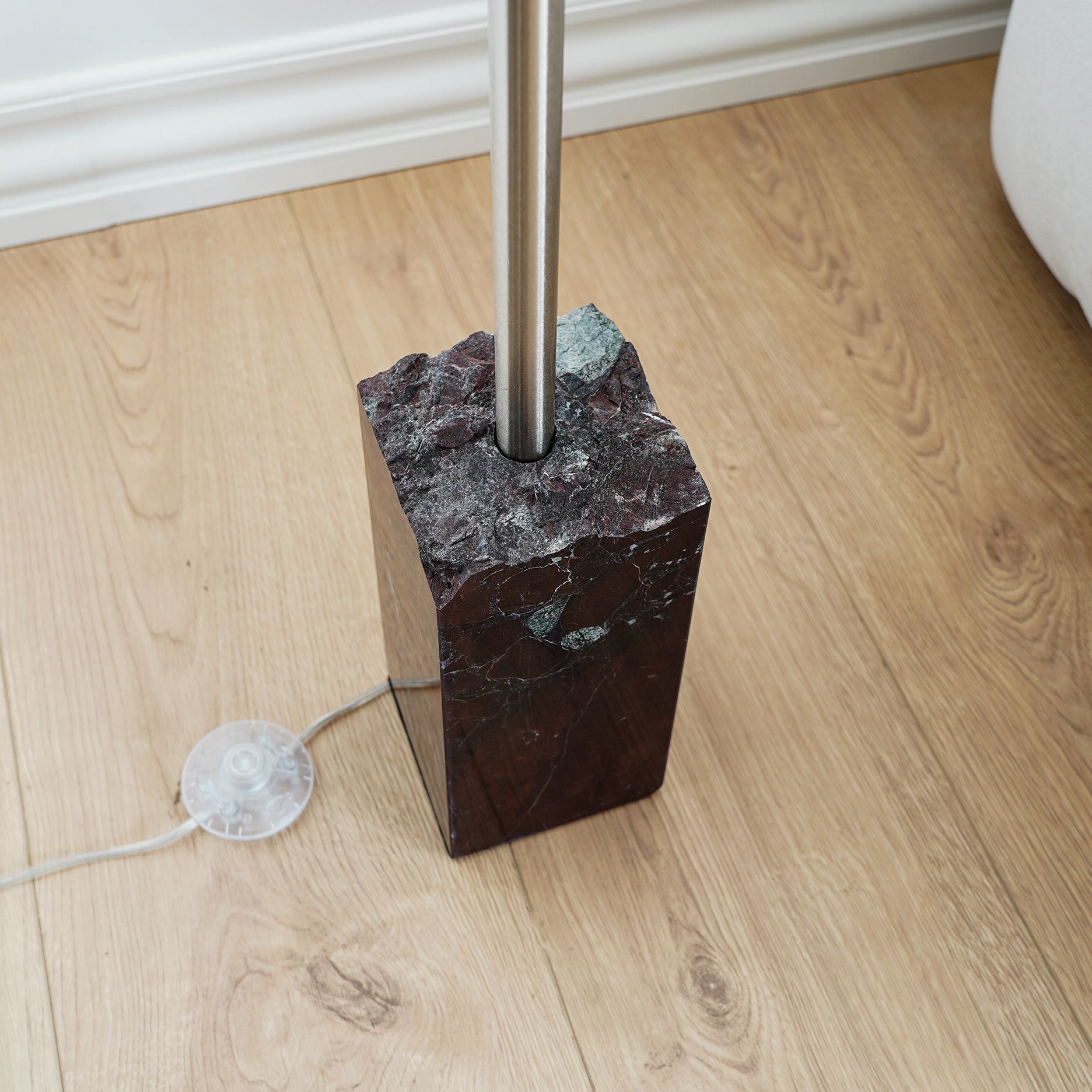 Rote Marmor-Stehlampe